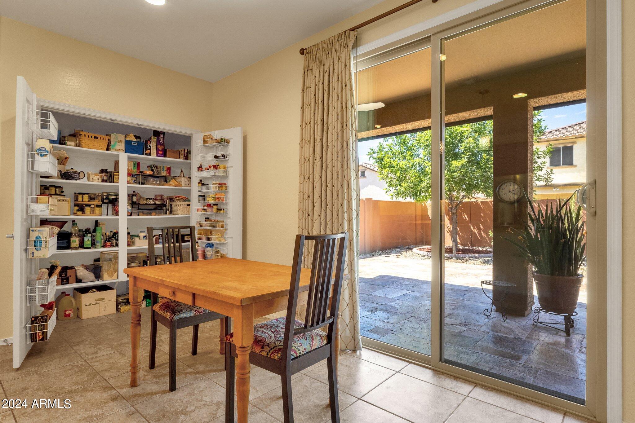 2512 W GARY Way
