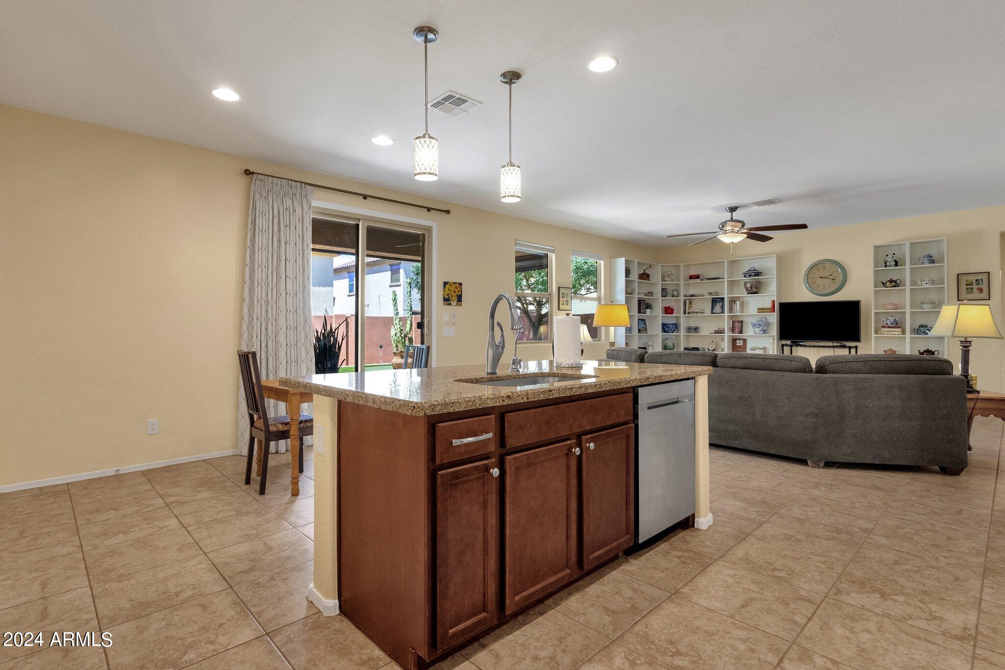 2512 W GARY Way