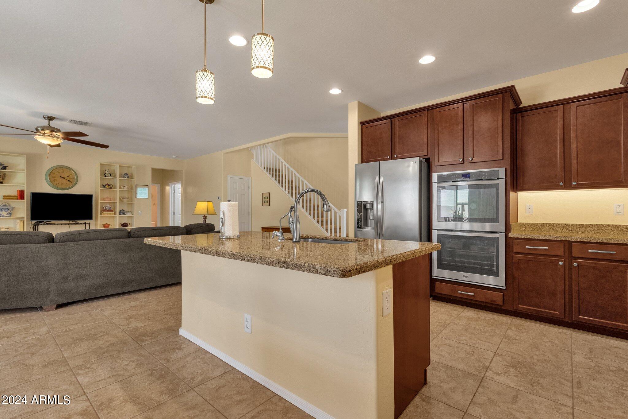 2512 W GARY Way
