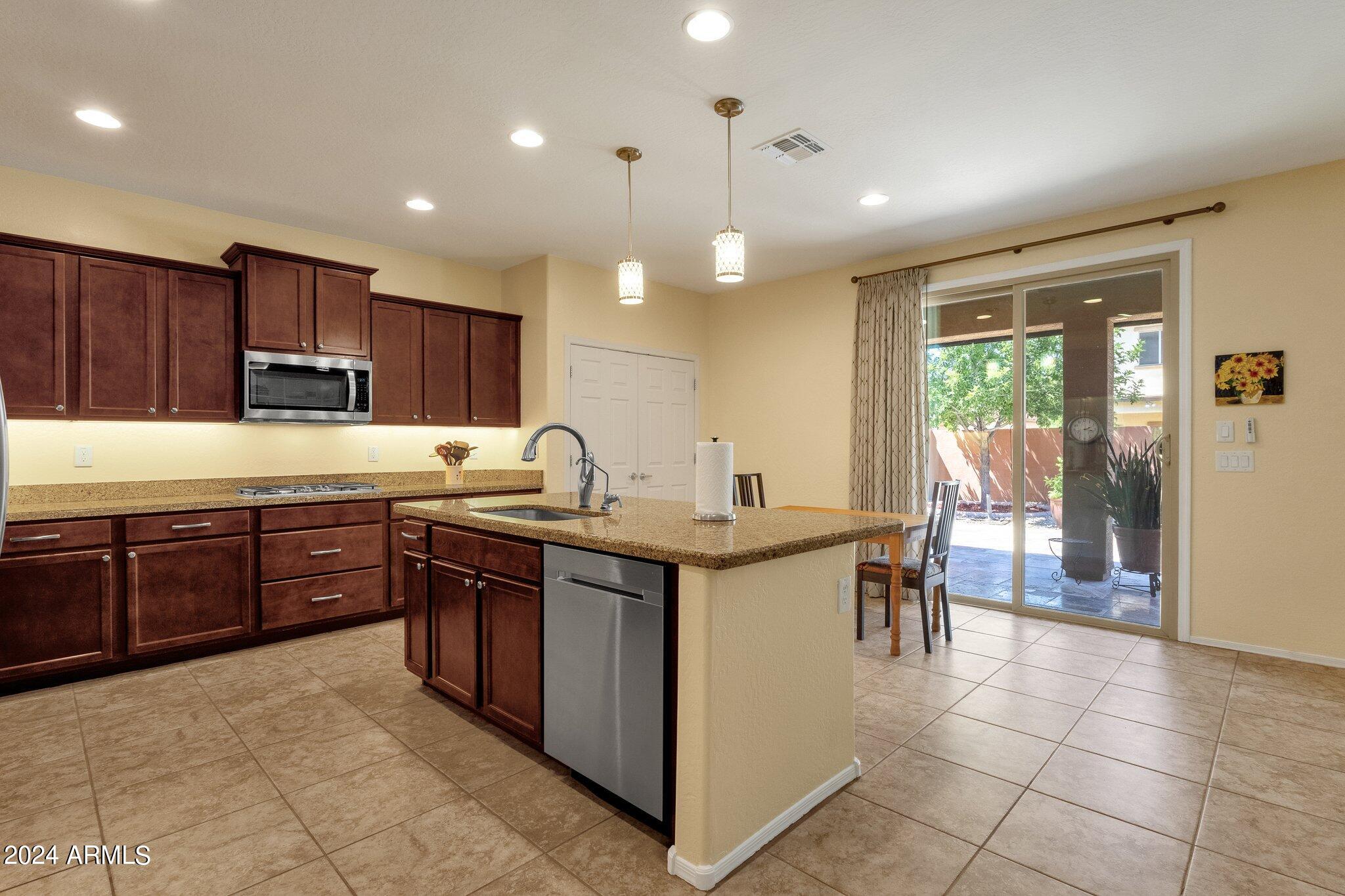 2512 W GARY Way