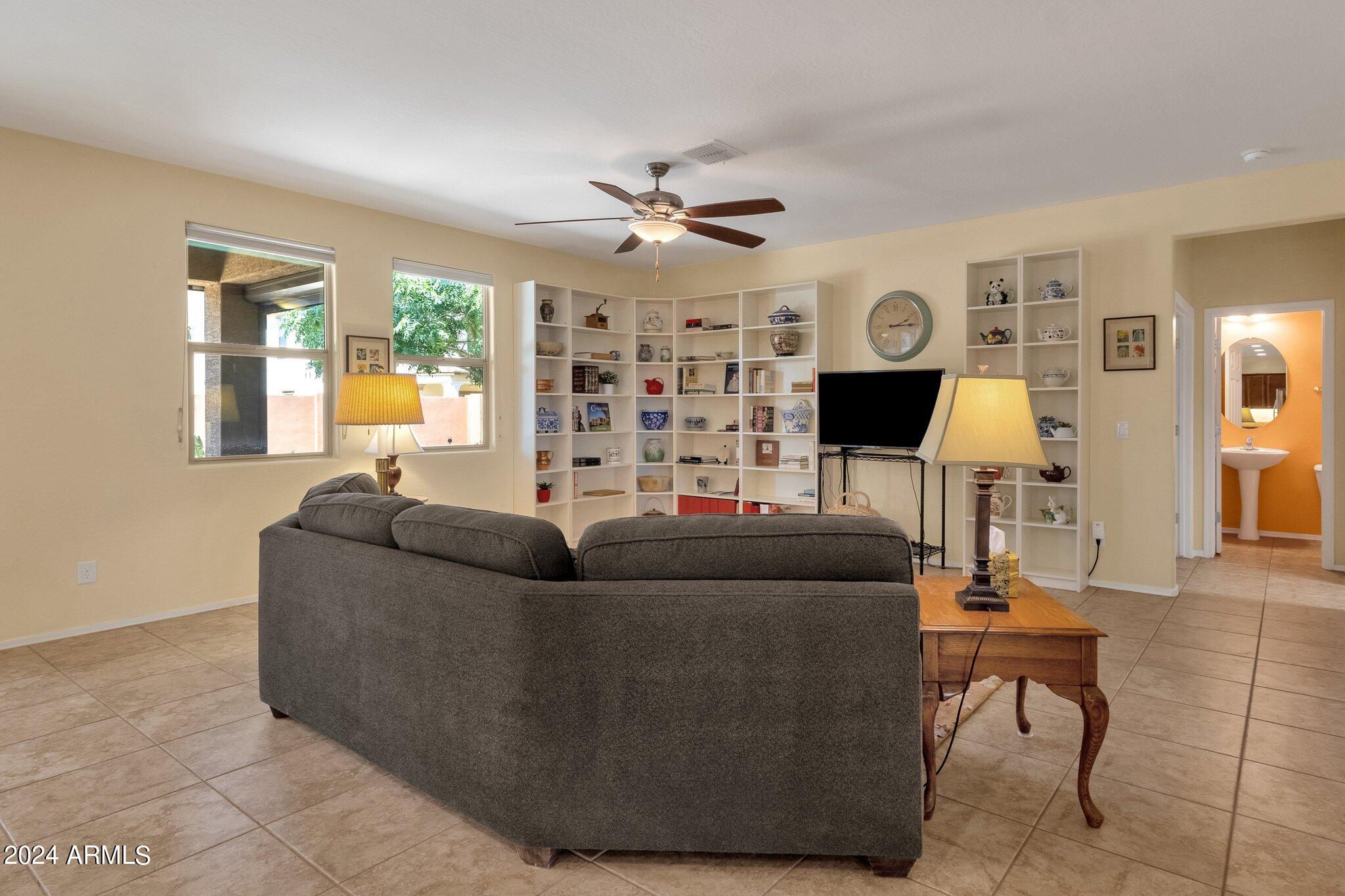 2512 W GARY Way