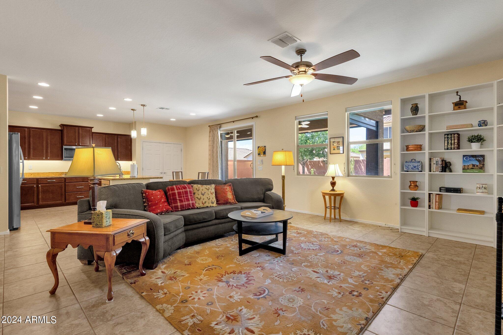 2512 W GARY Way