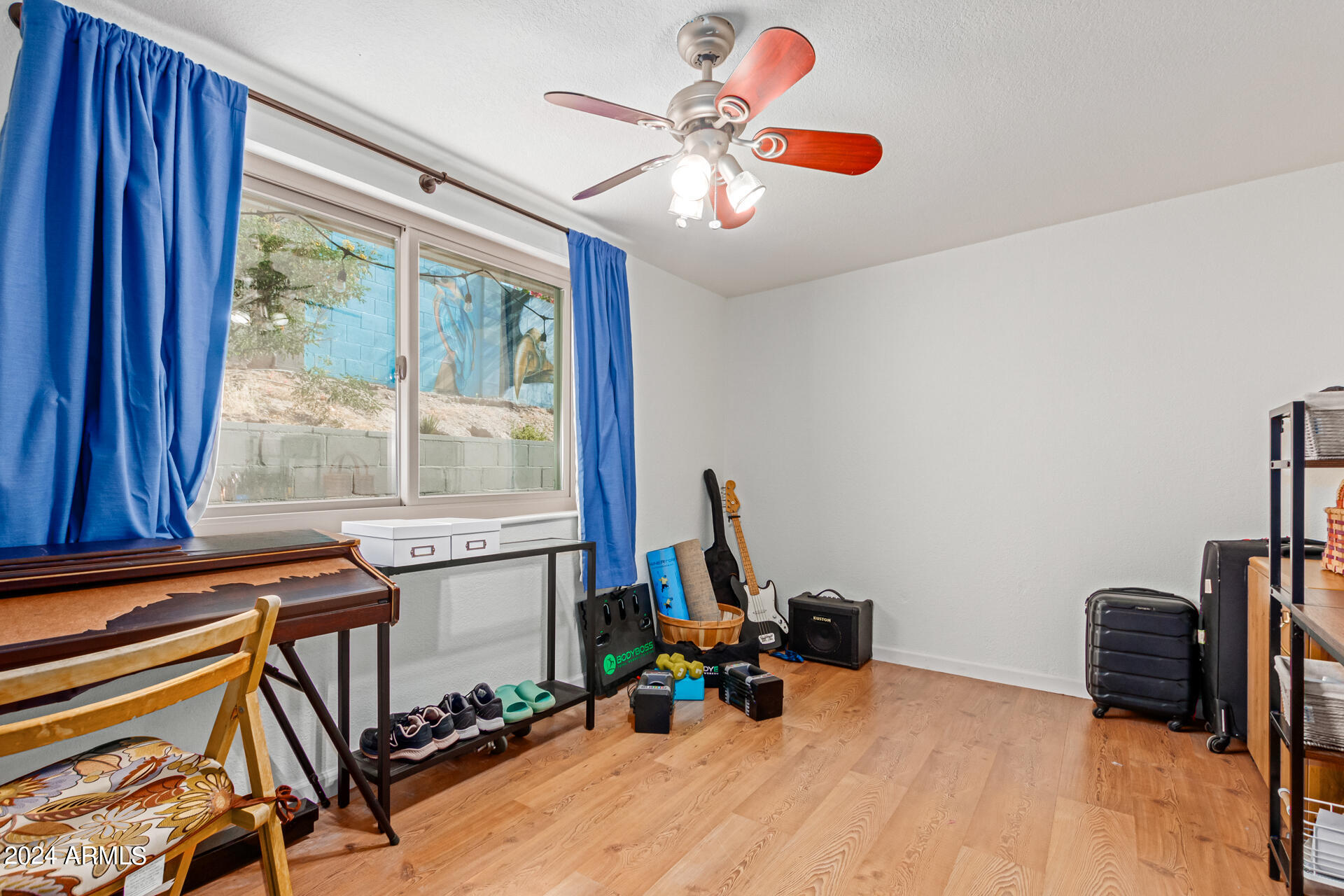 1613 E BEVERLY Lane
