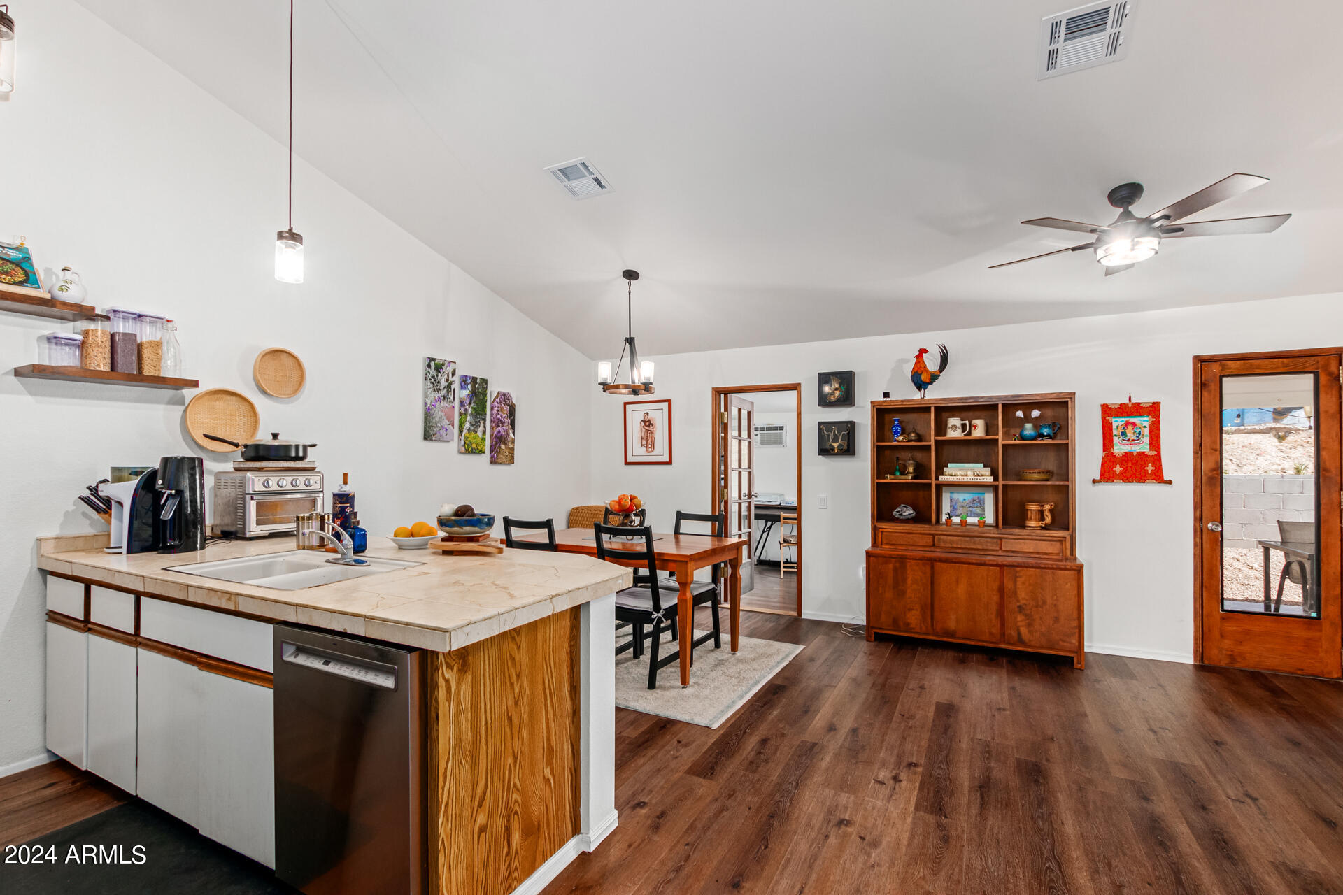 1613 E BEVERLY Lane