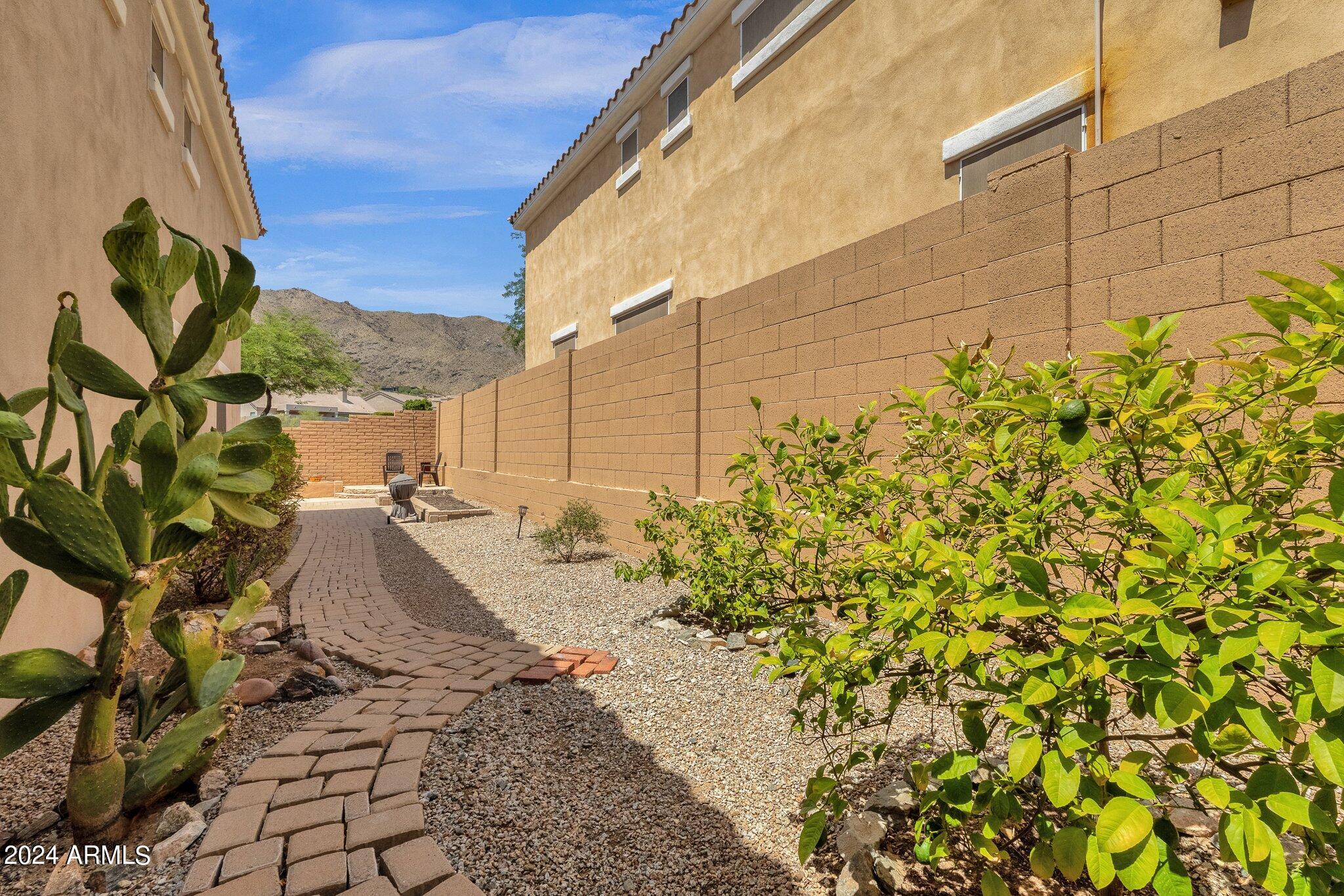 122 W MOUNTAIN SAGE Drive