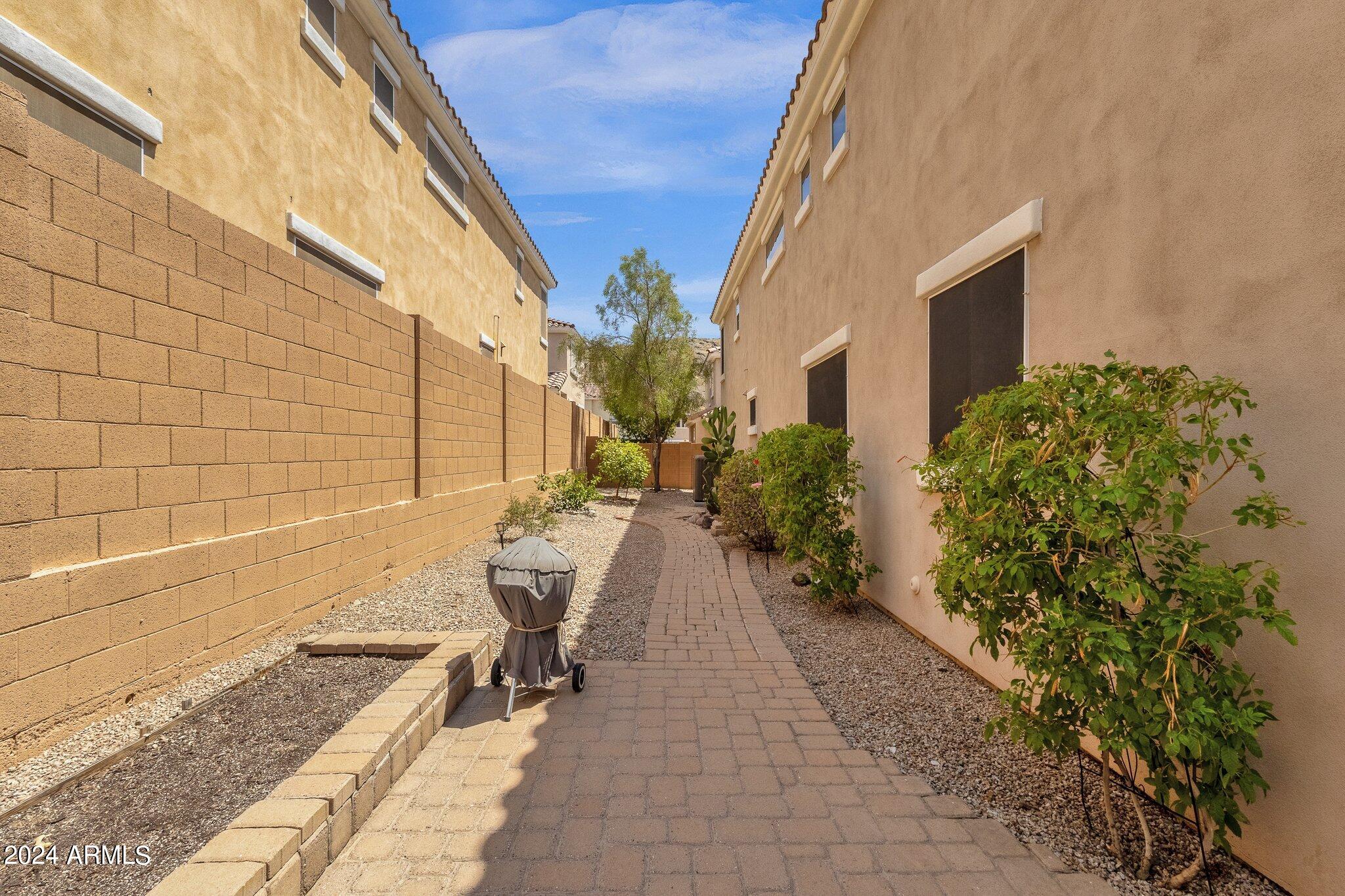 122 W MOUNTAIN SAGE Drive