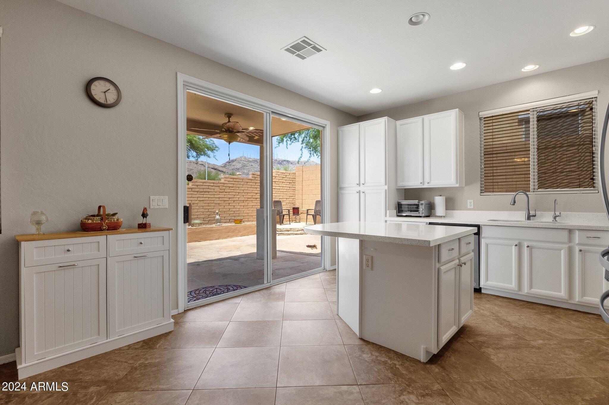 122 W MOUNTAIN SAGE Drive