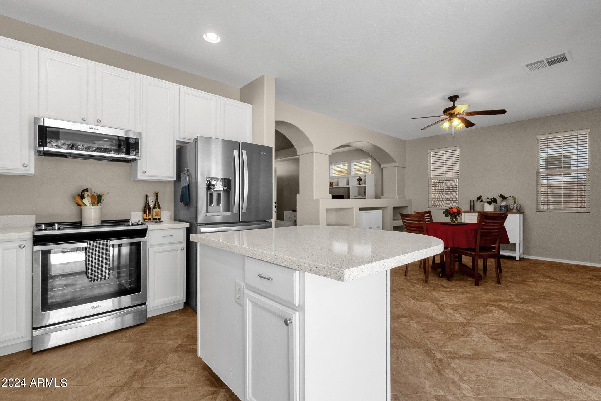 122 W MOUNTAIN SAGE Drive