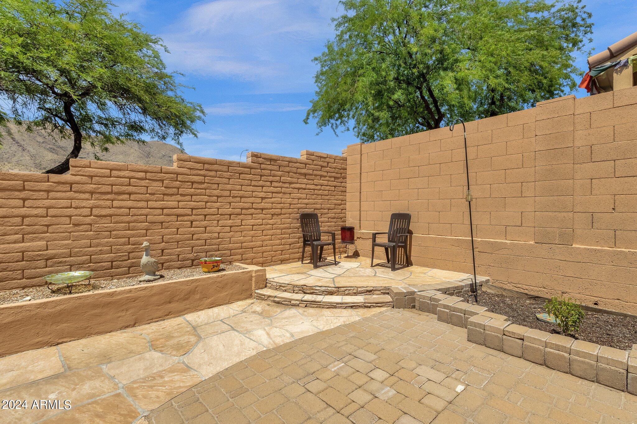 122 W MOUNTAIN SAGE Drive