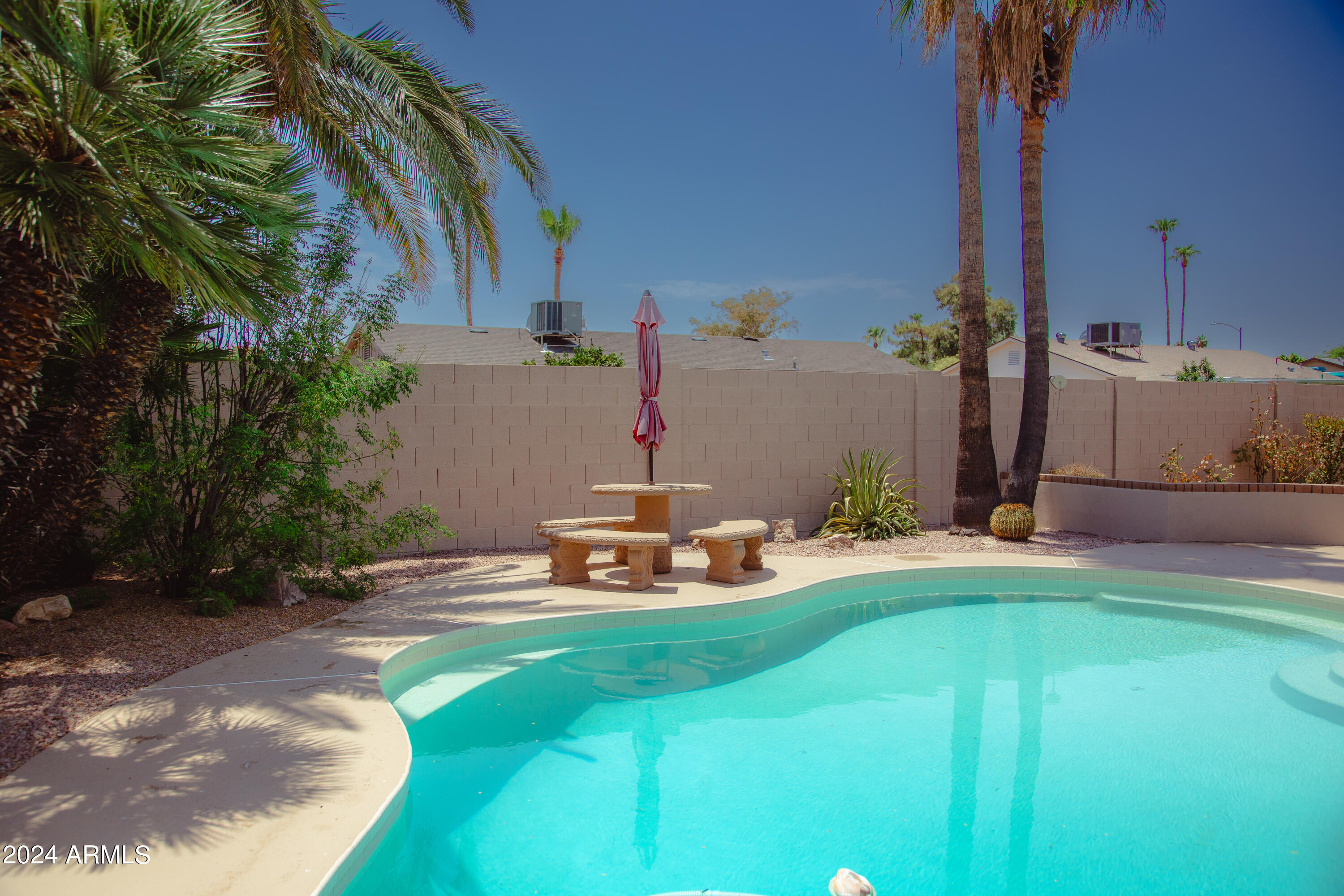 3527 E ALTADENA Avenue