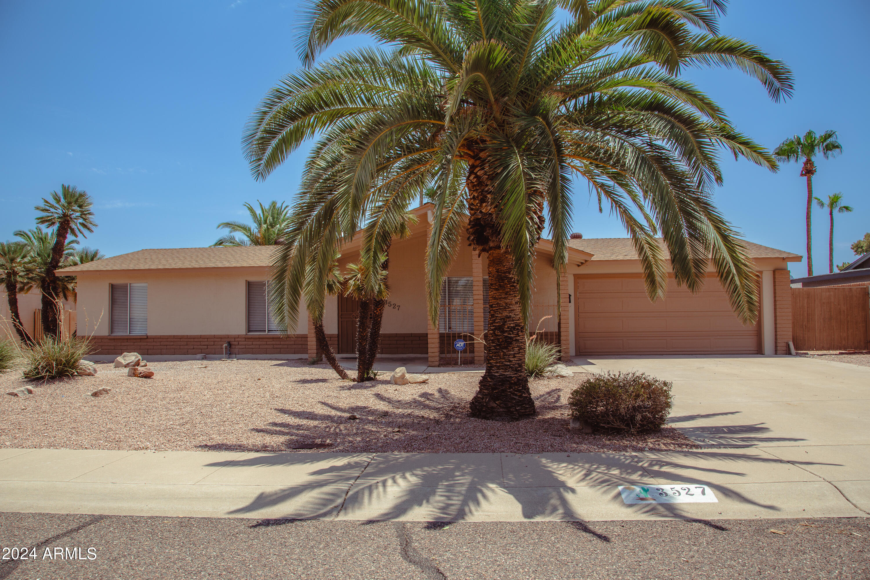 3527 E ALTADENA Avenue