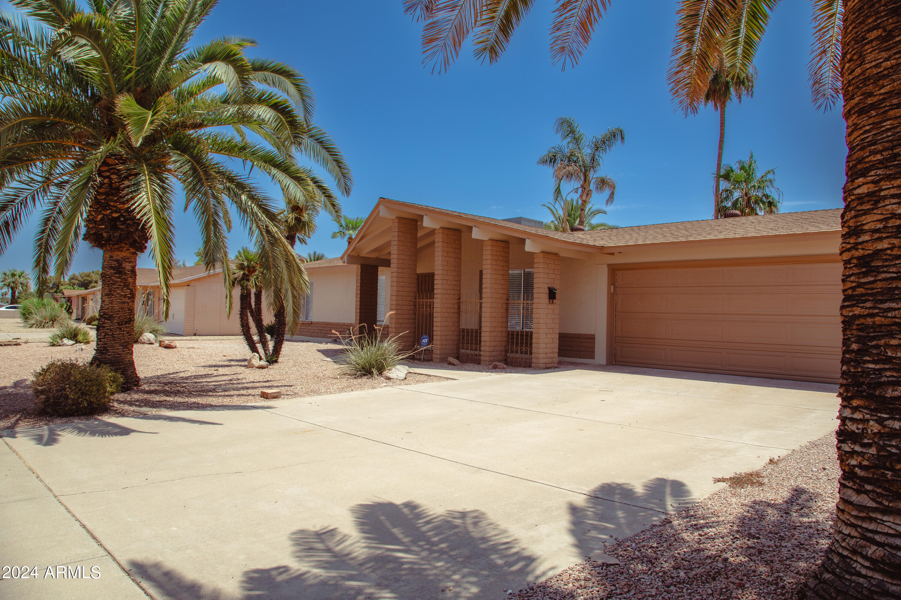 3527 E ALTADENA Avenue