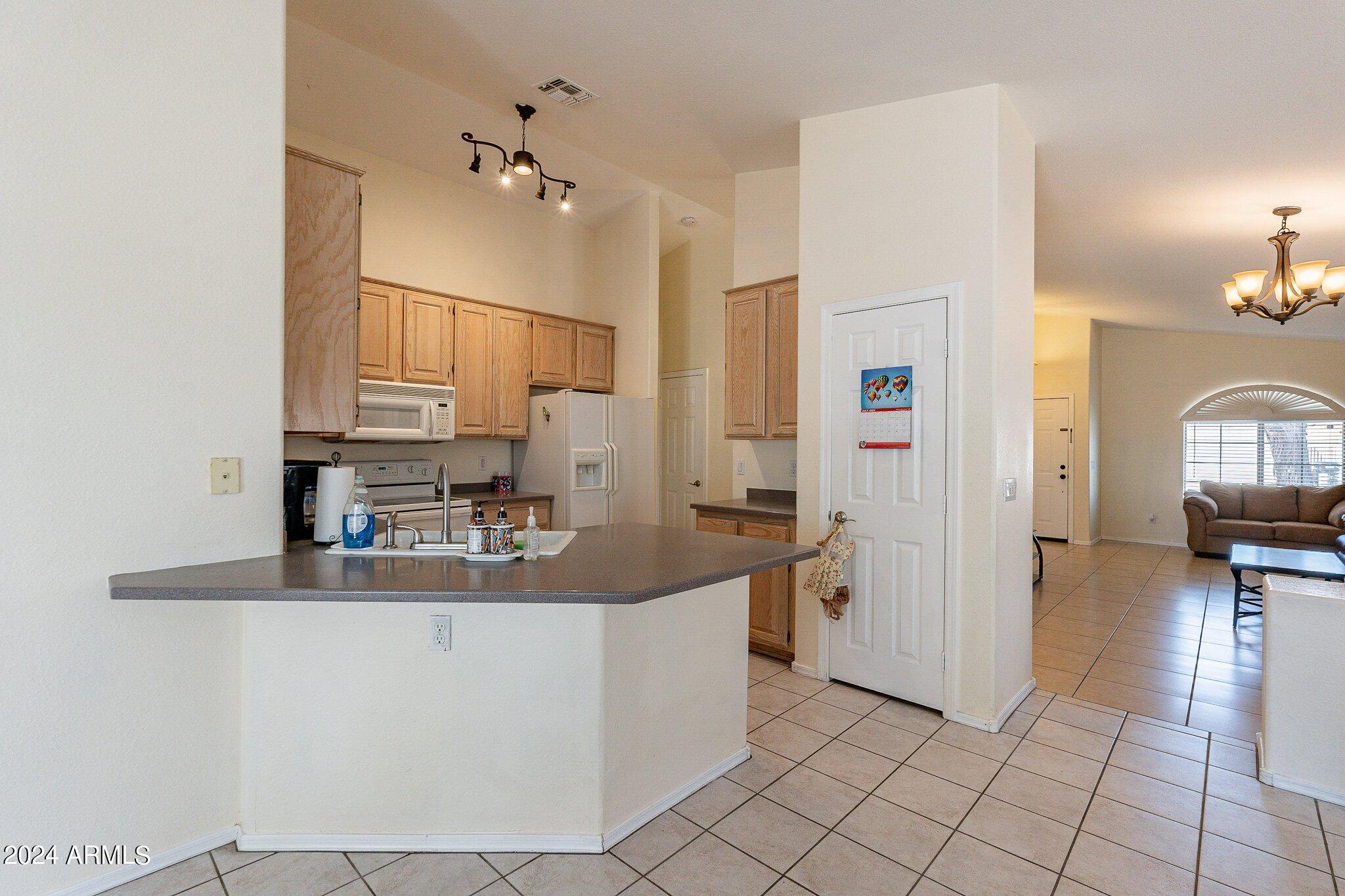 2031 E AIRE LIBRE Avenue