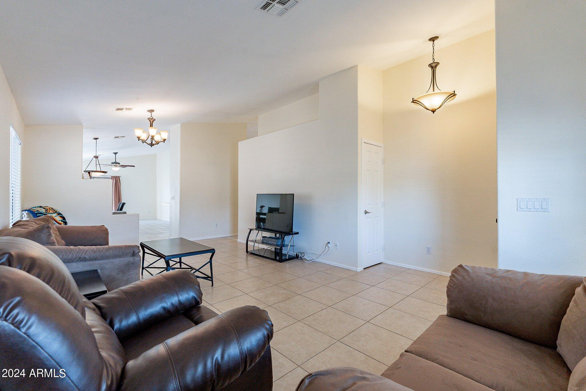 2031 E AIRE LIBRE Avenue