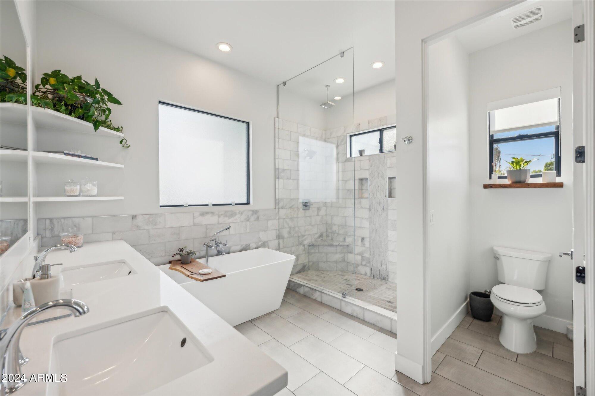 1441 E CLARENDON Avenue