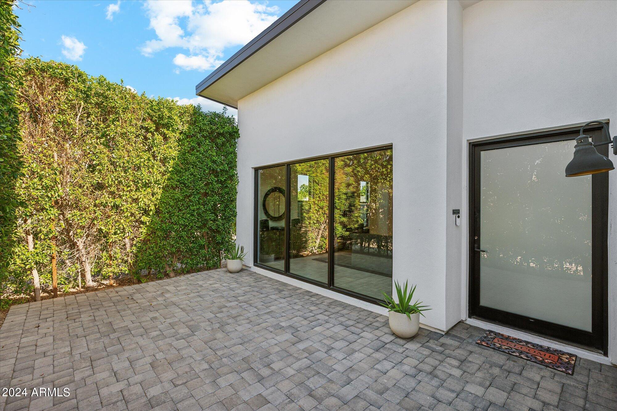 1441 E CLARENDON Avenue