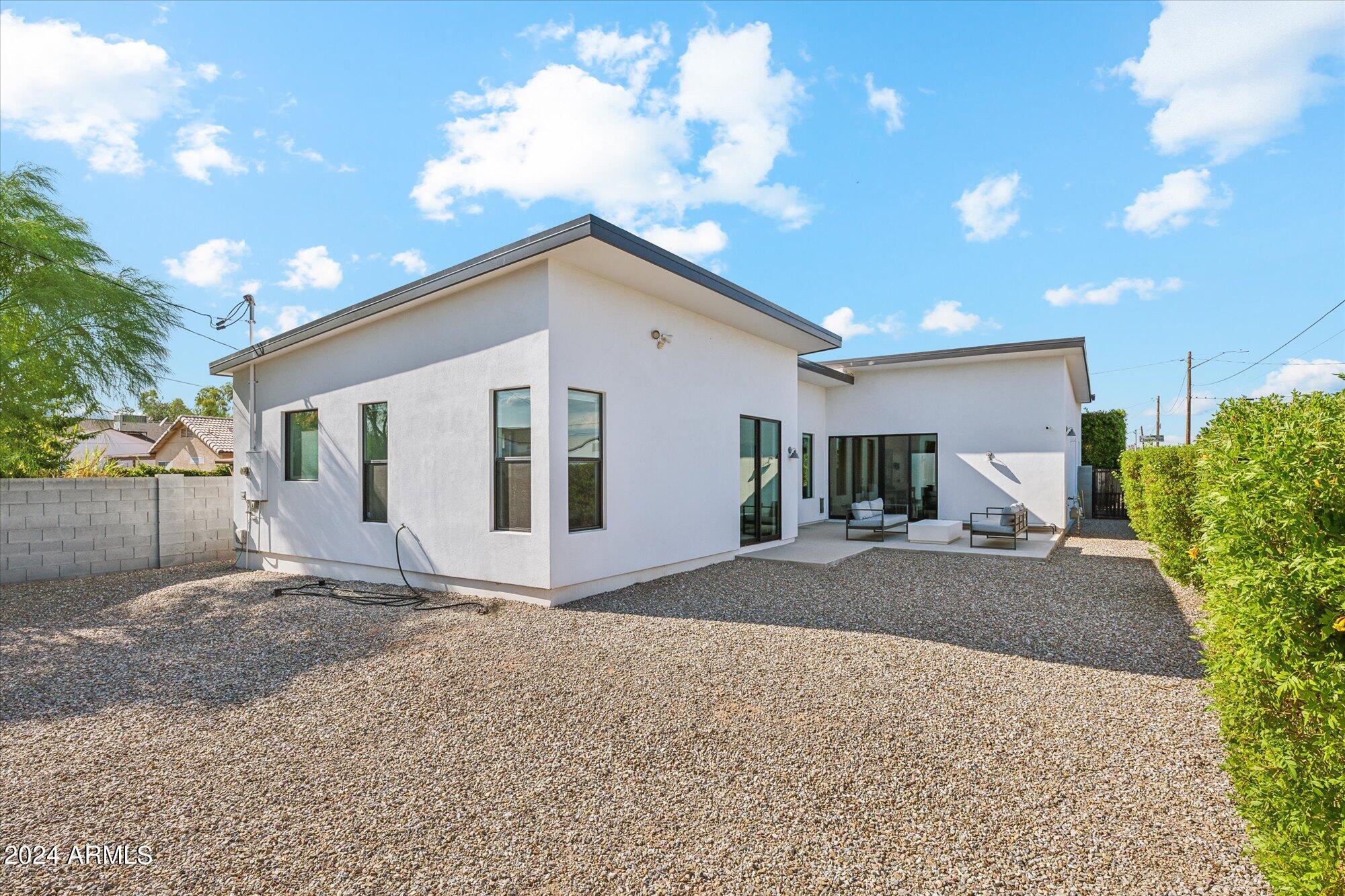 1441 E CLARENDON Avenue