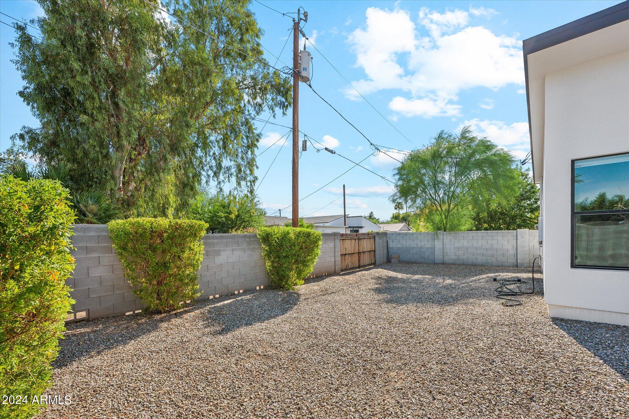 1441 E CLARENDON Avenue