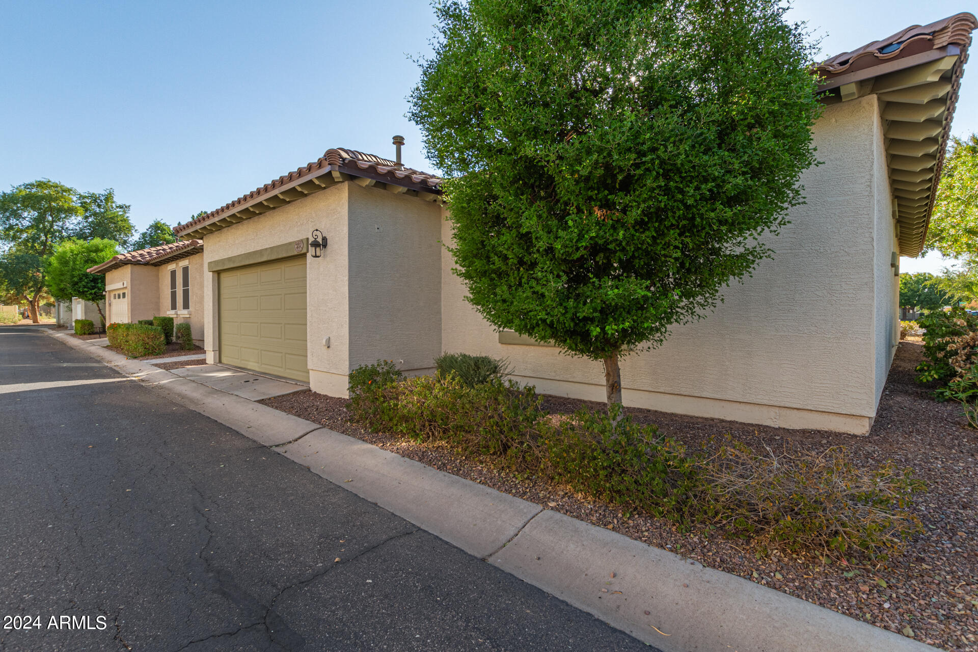 882 S HENRY Lane
