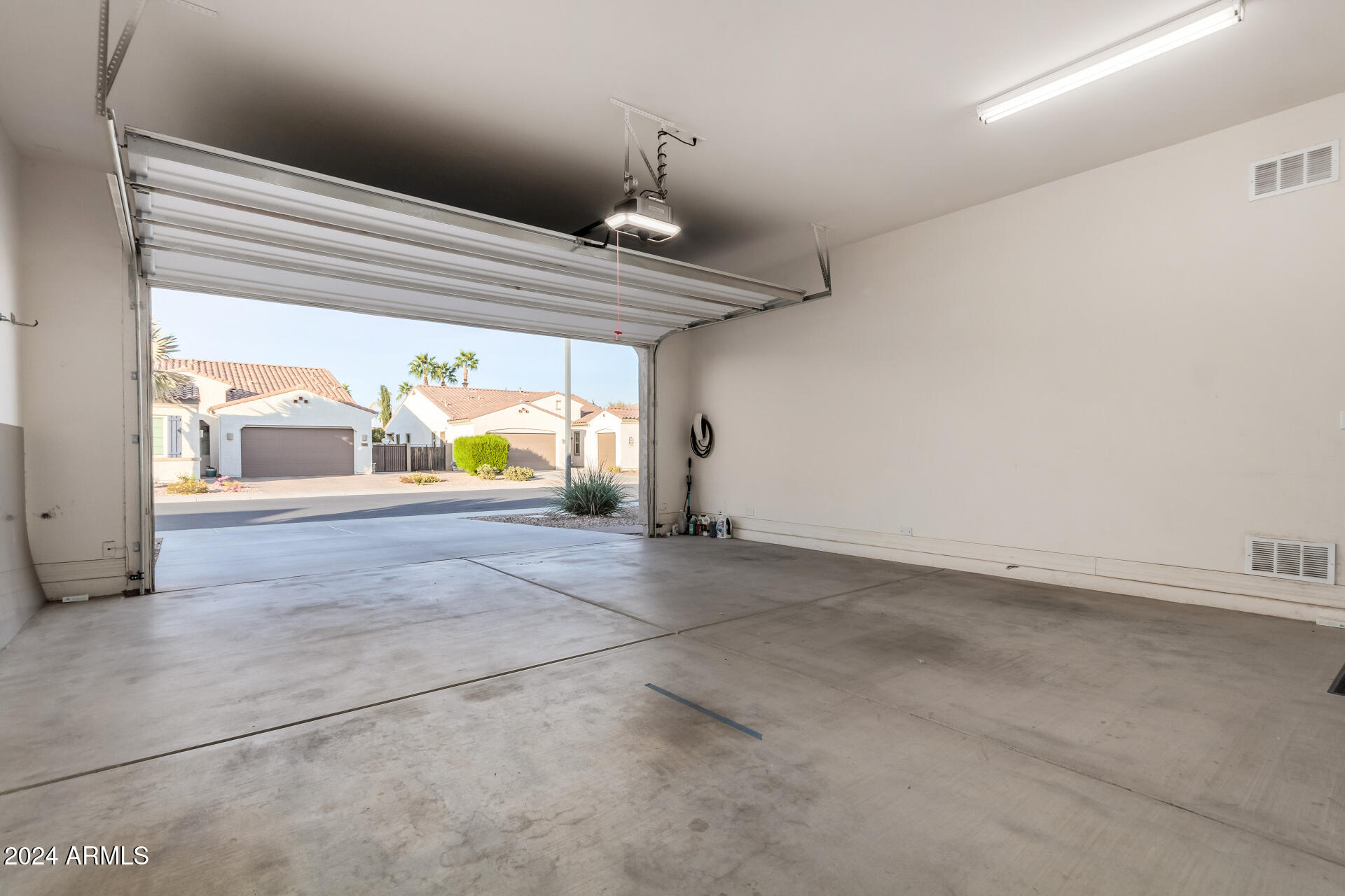 911 E TONTO Place