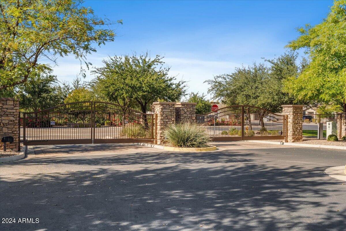 911 E TONTO Place