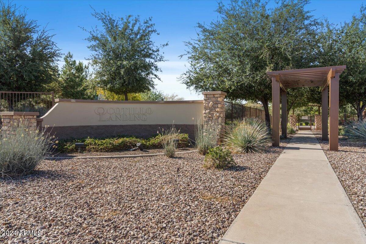 911 E TONTO Place