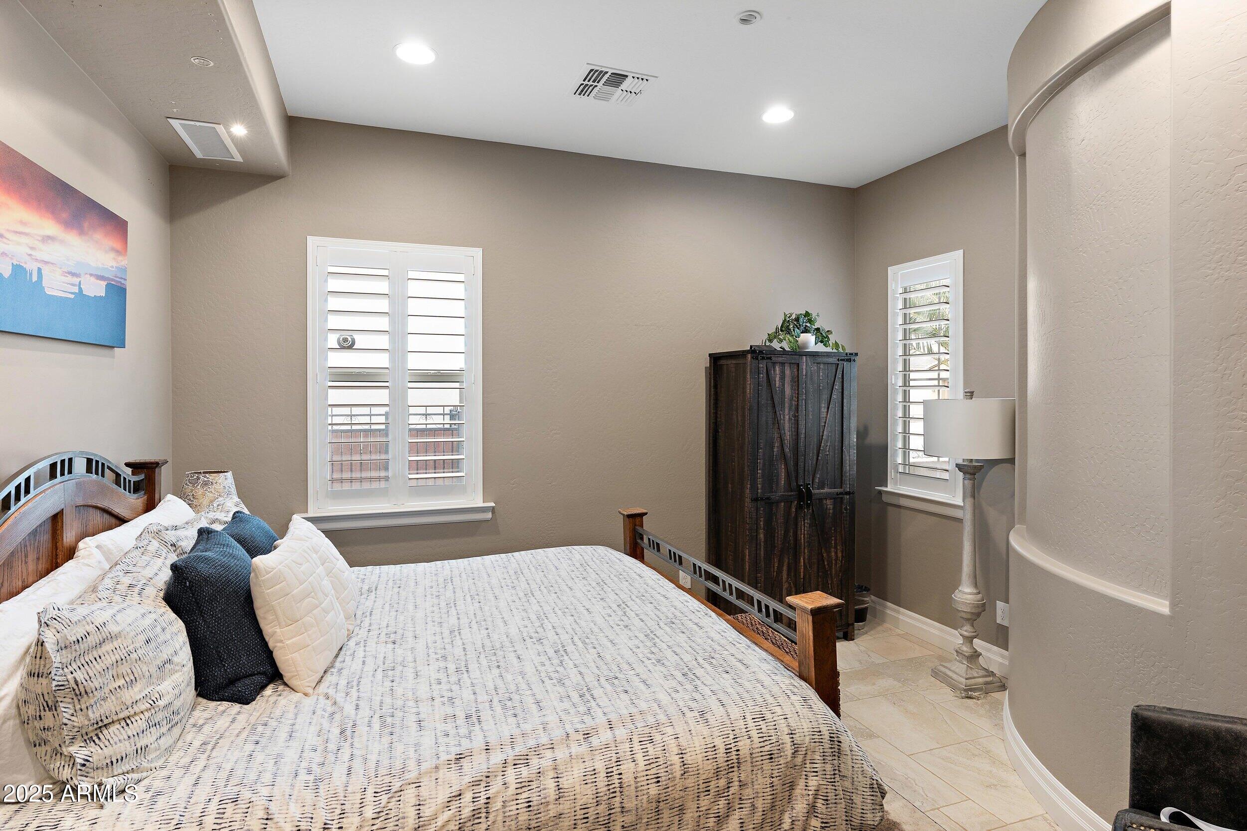 1457 E COPPER Hollow