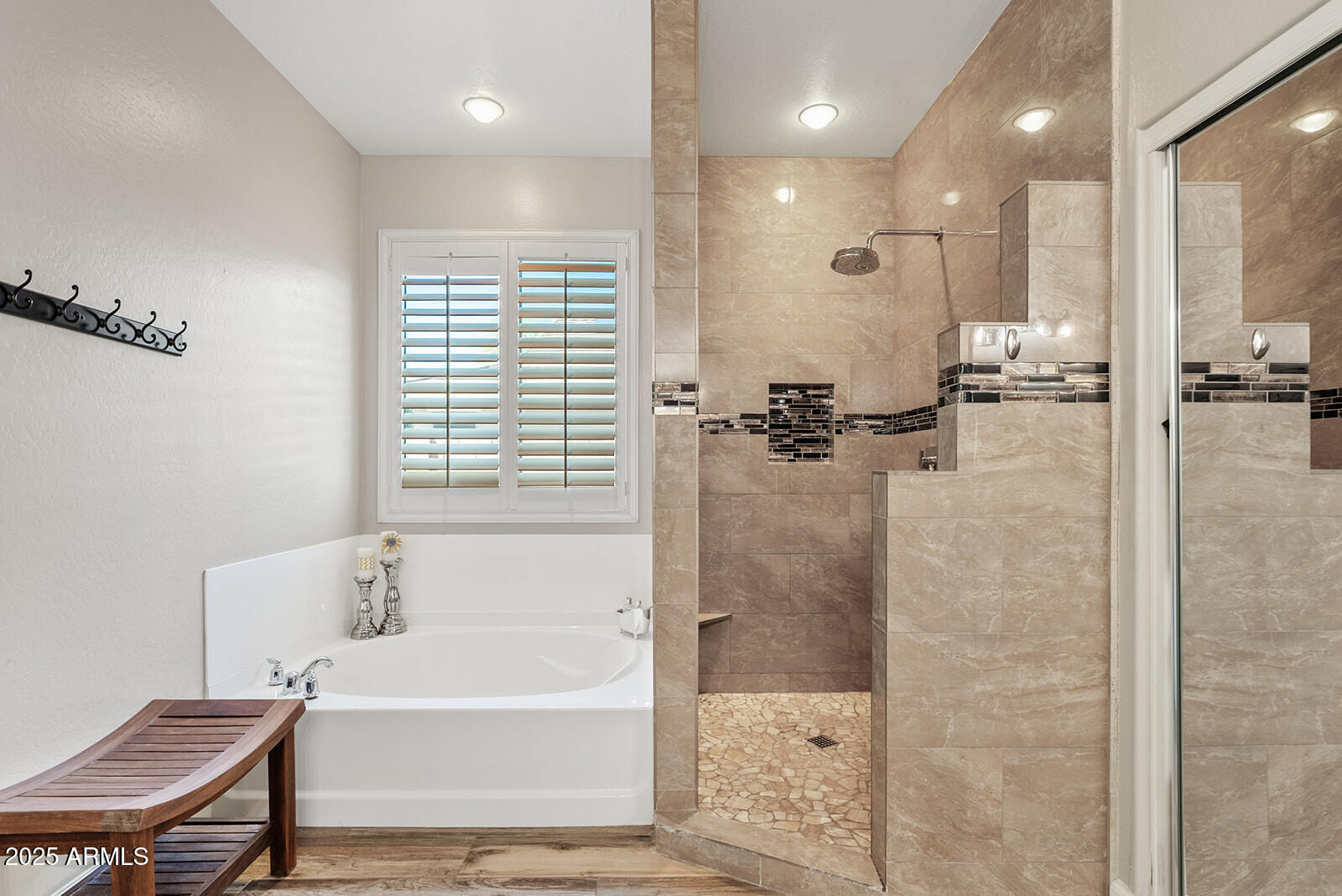 2117 E GLACIER Place
