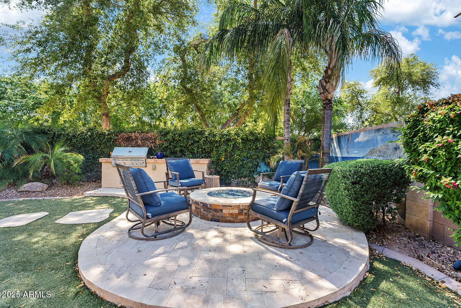 2117 E GLACIER Place