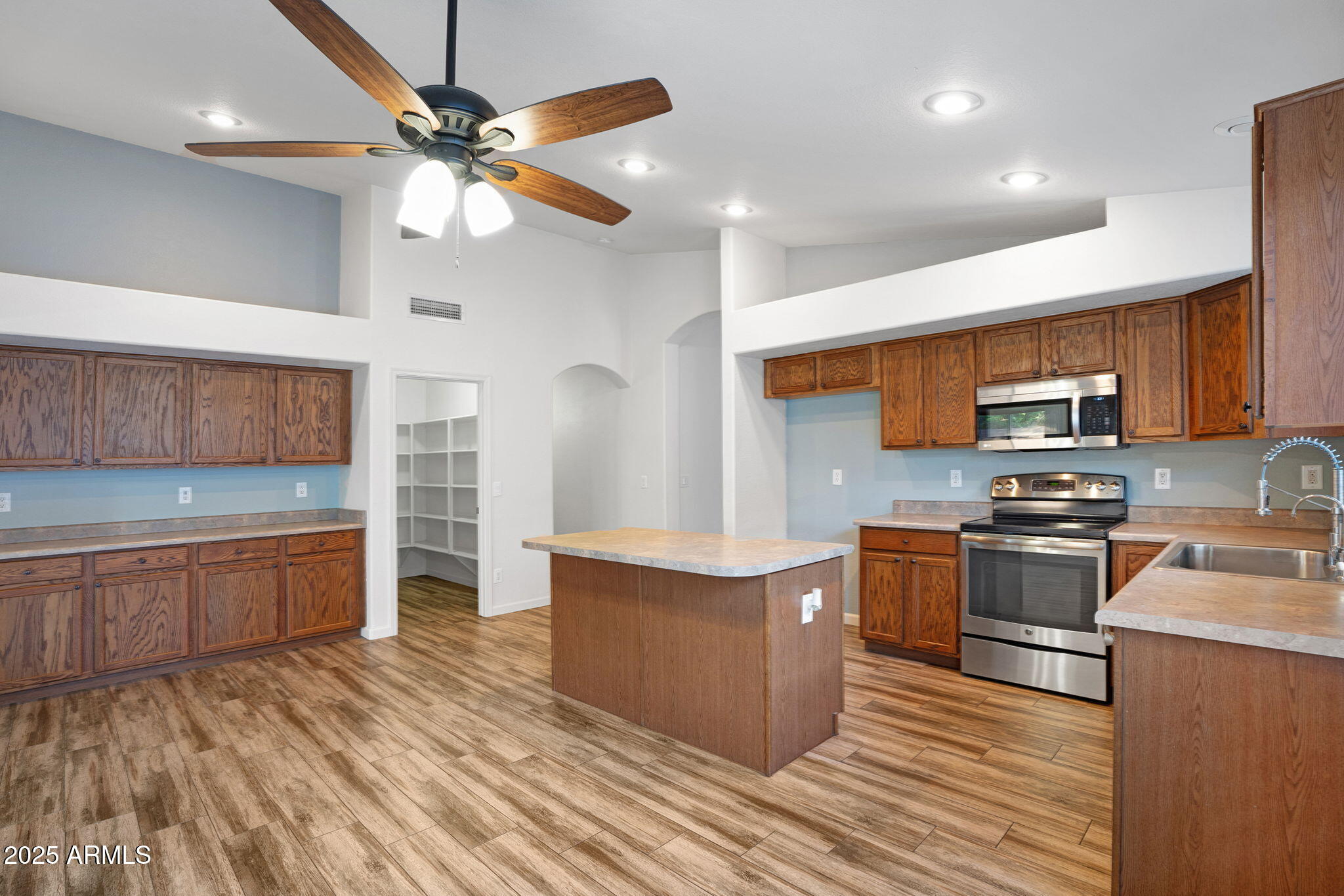 418 E CLAIRIDGE Drive