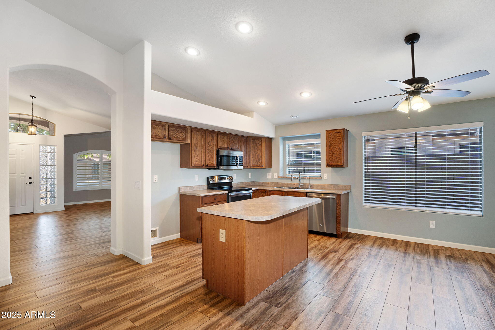 418 E CLAIRIDGE Drive