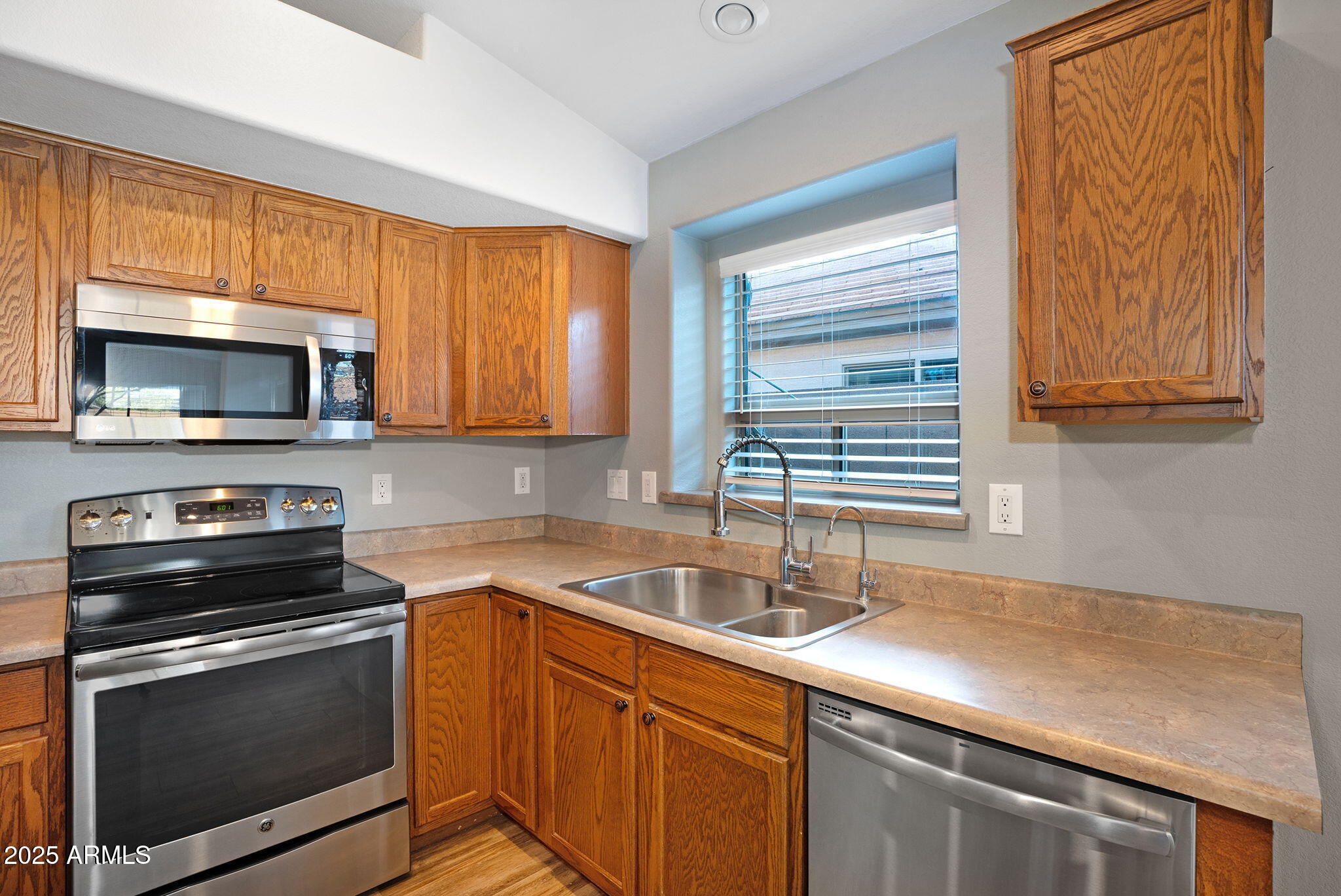 418 E CLAIRIDGE Drive