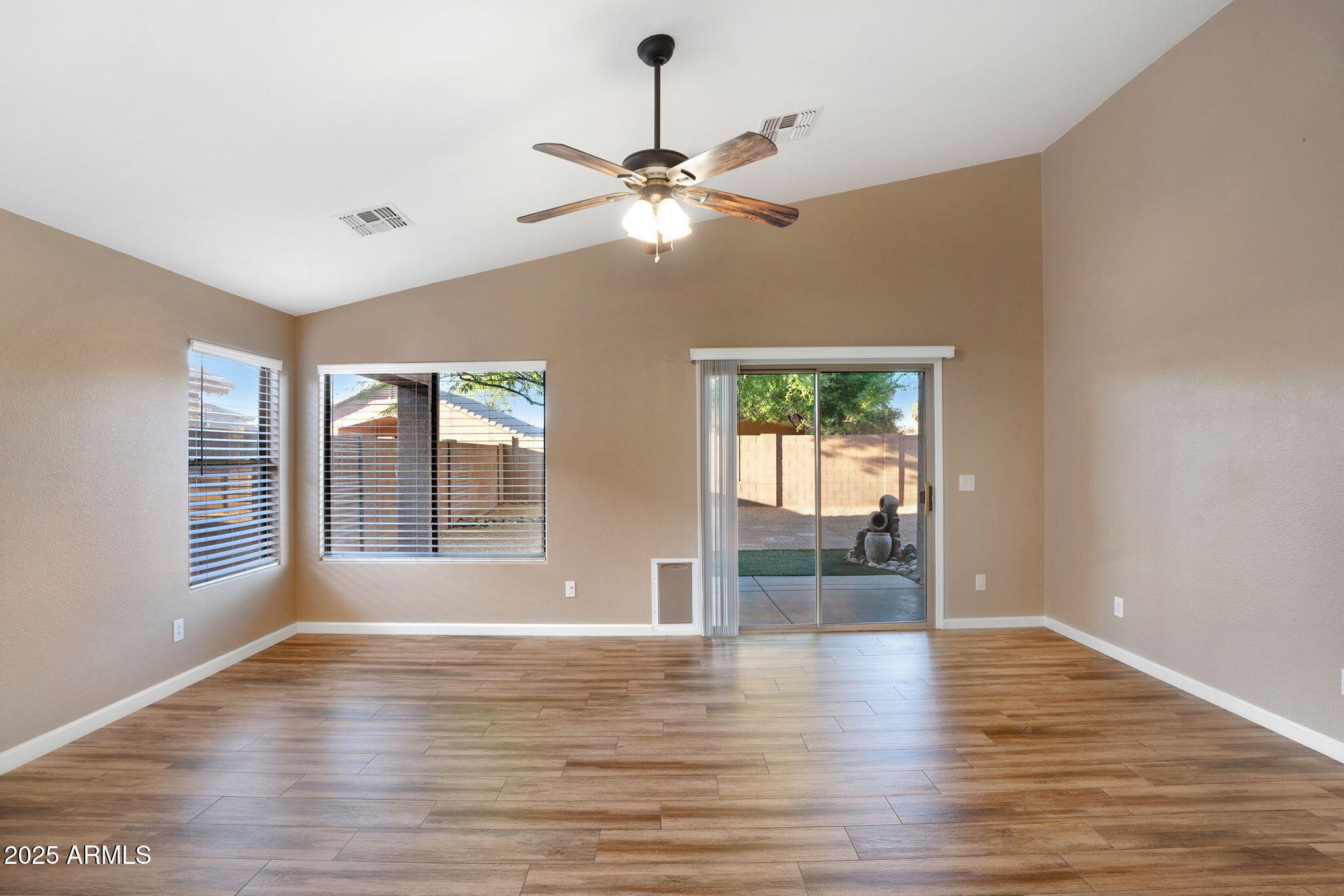 418 E CLAIRIDGE Drive