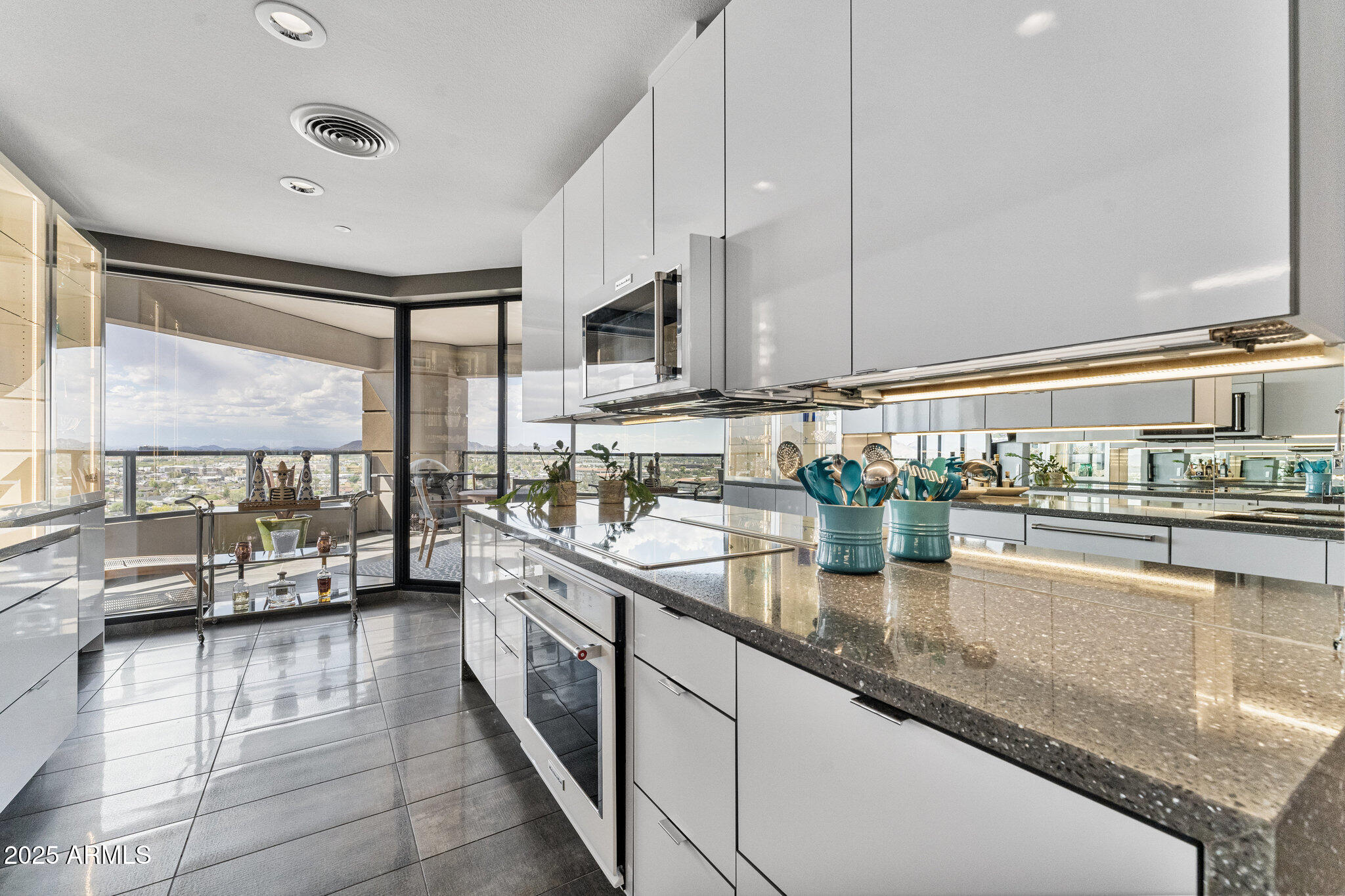 1040 E OSBORN Road, 1103