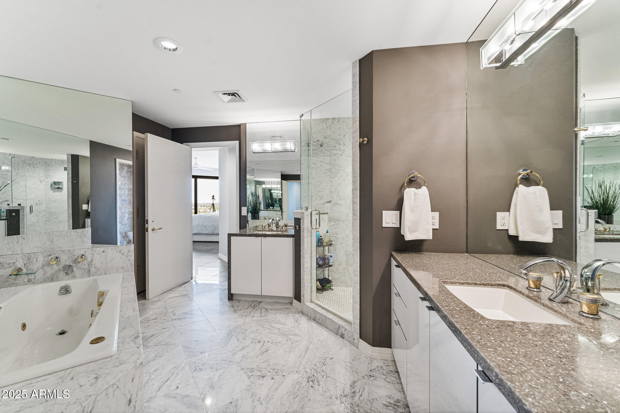 1040 E OSBORN Road, 1103