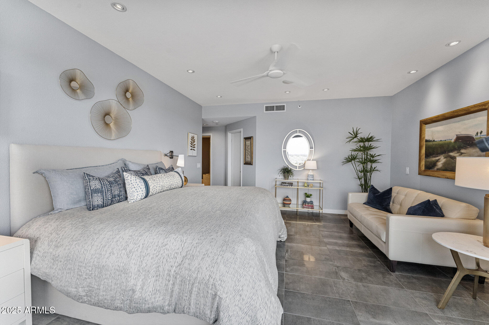 1040 E OSBORN Road, 1103