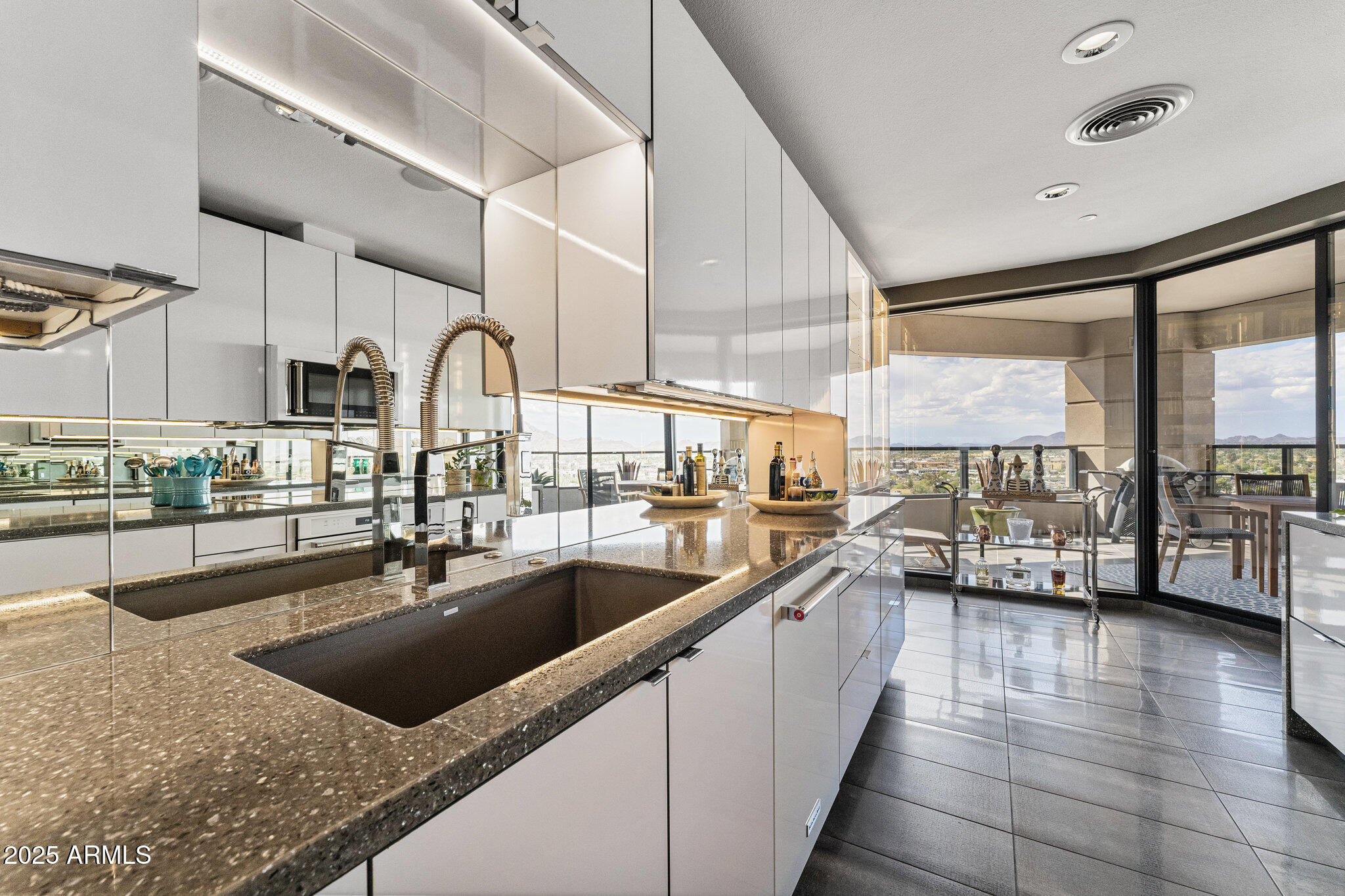 1040 E OSBORN Road, 1103