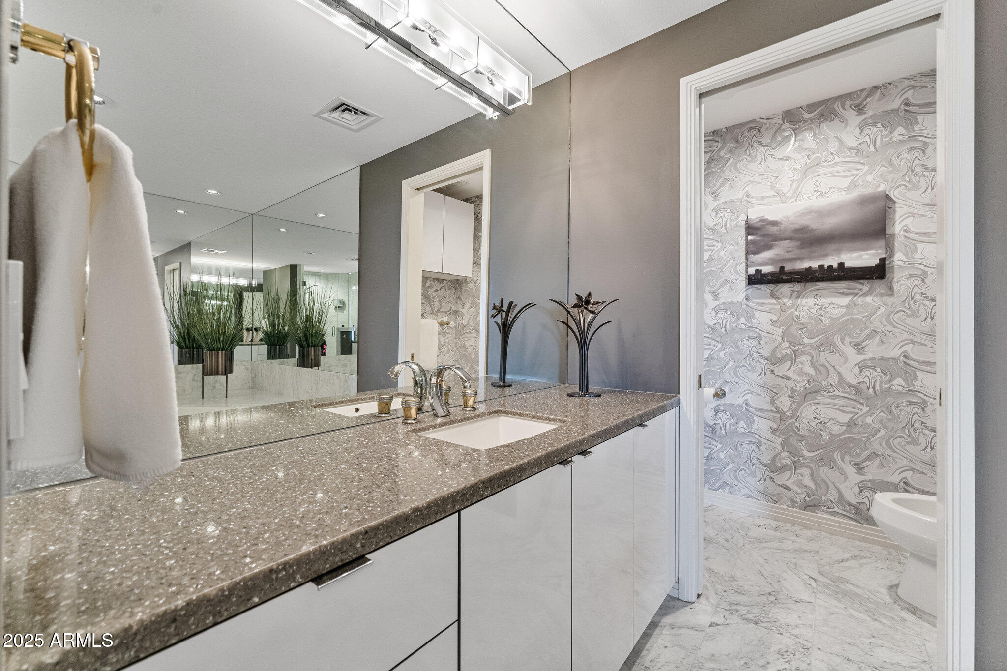 1040 E OSBORN Road, 1103