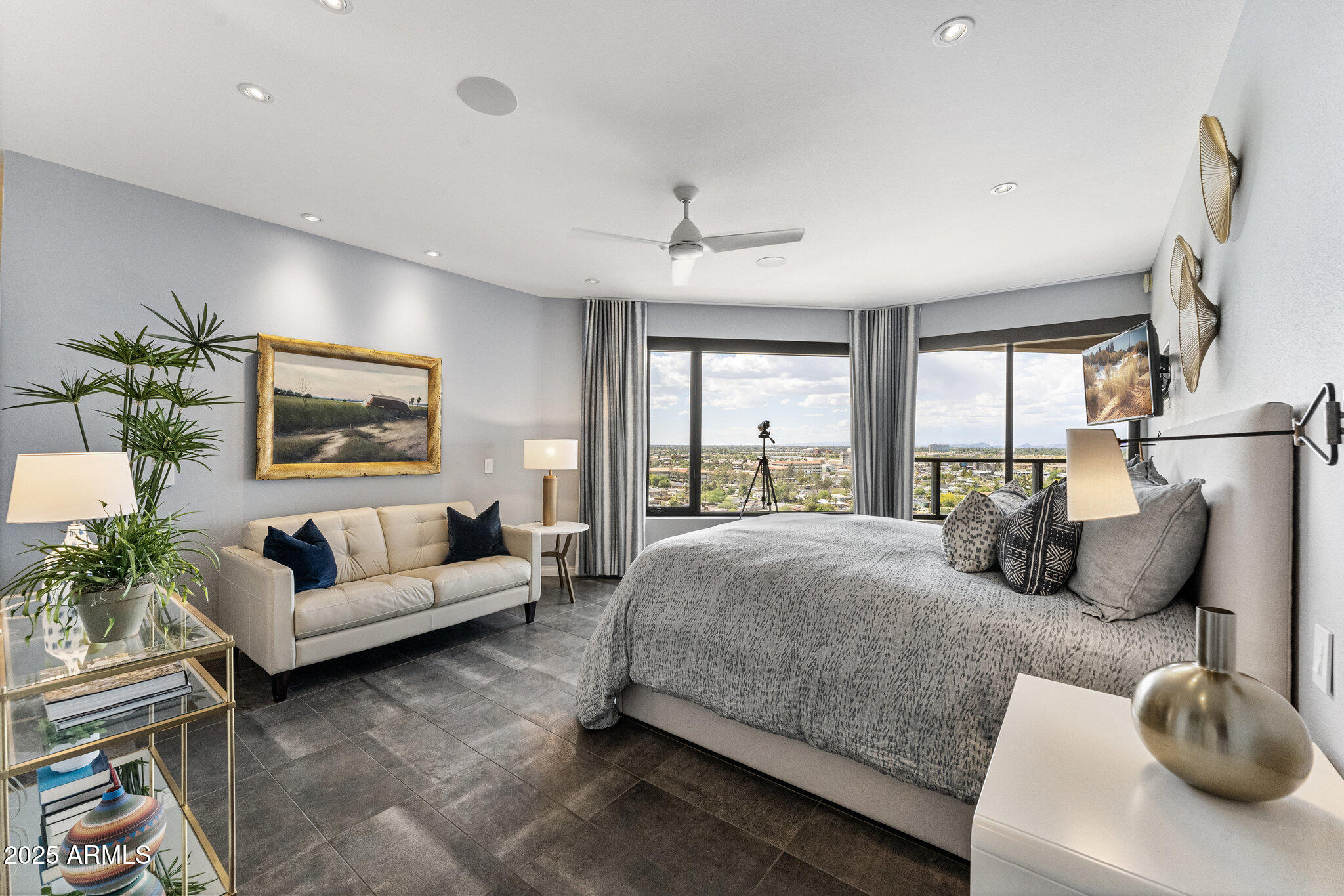 1040 E OSBORN Road, 1103