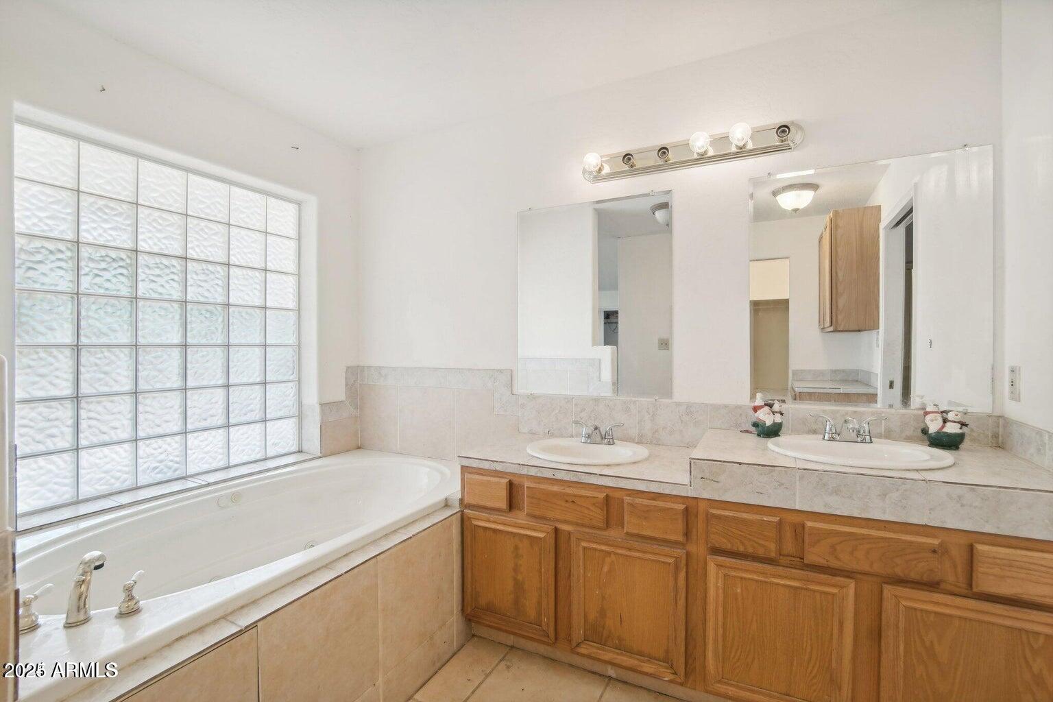 8343 W CALLE LEJOS