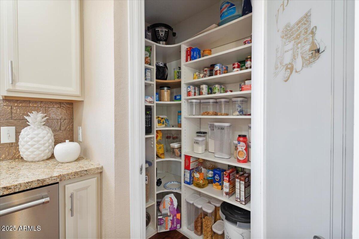 1670 E WHITTEN Street