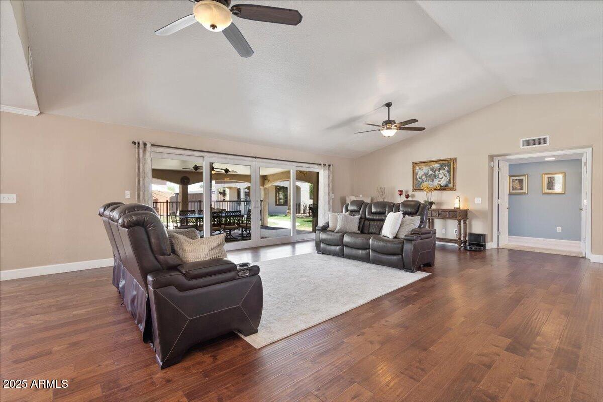 1670 E WHITTEN Street