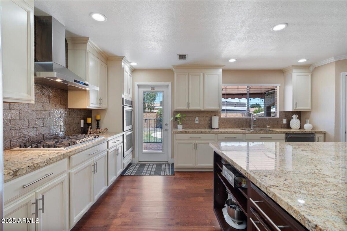 1670 E WHITTEN Street