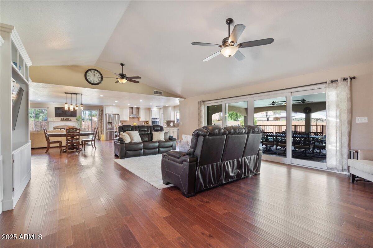 1670 E WHITTEN Street