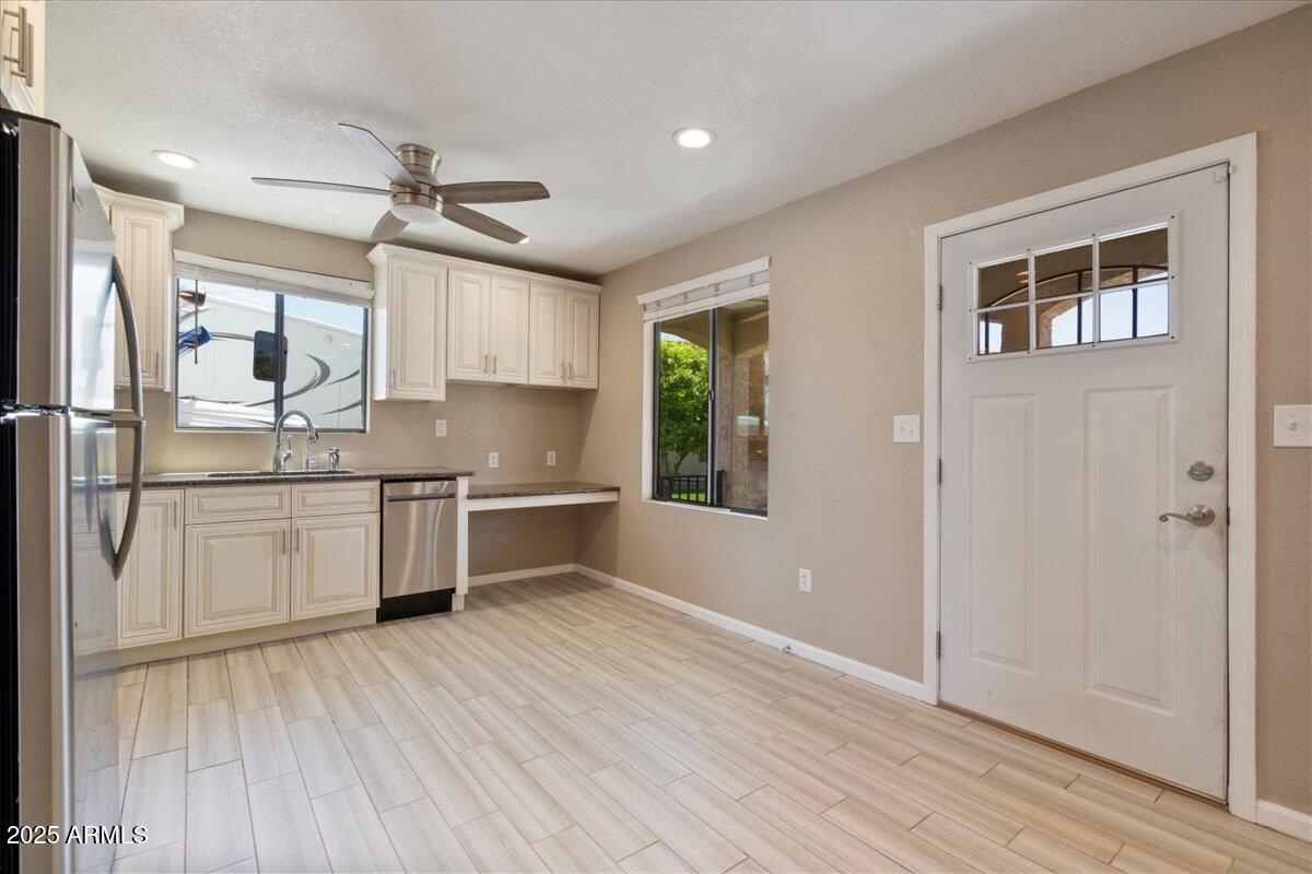 1670 E WHITTEN Street