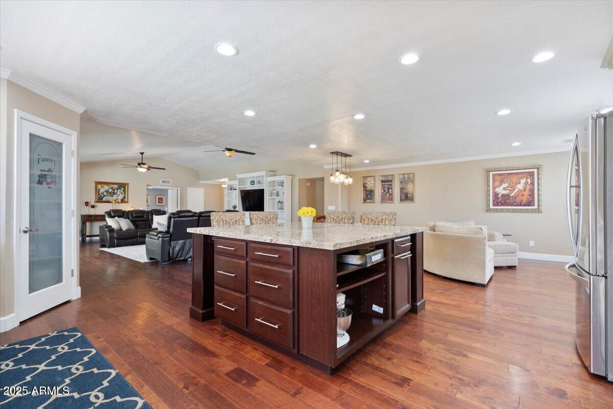 1670 E WHITTEN Street