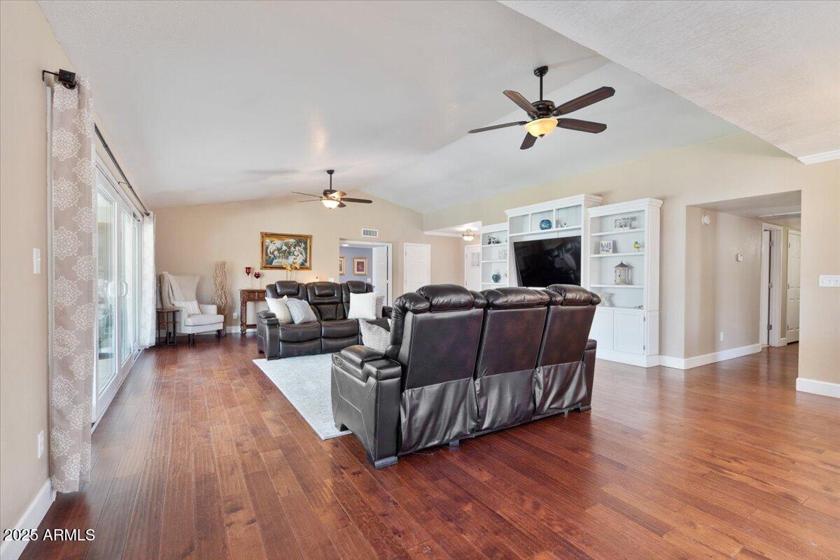 1670 E WHITTEN Street