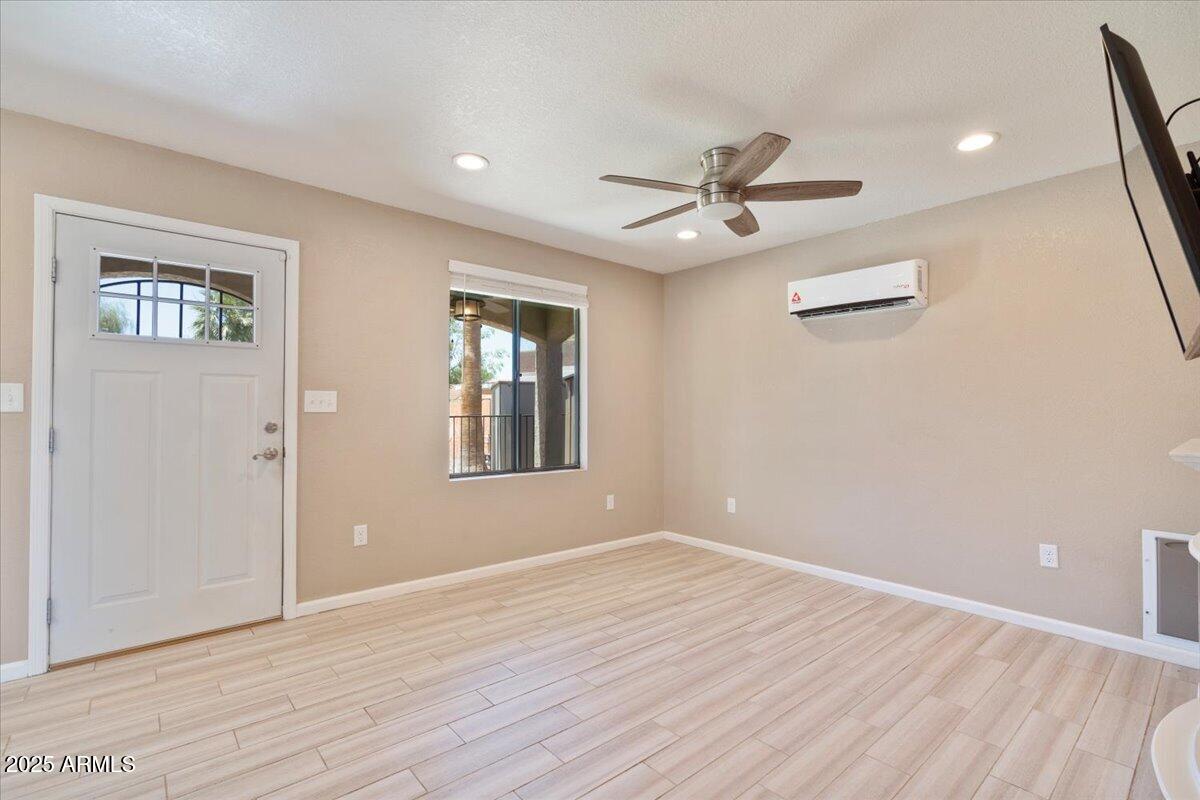 1670 E WHITTEN Street