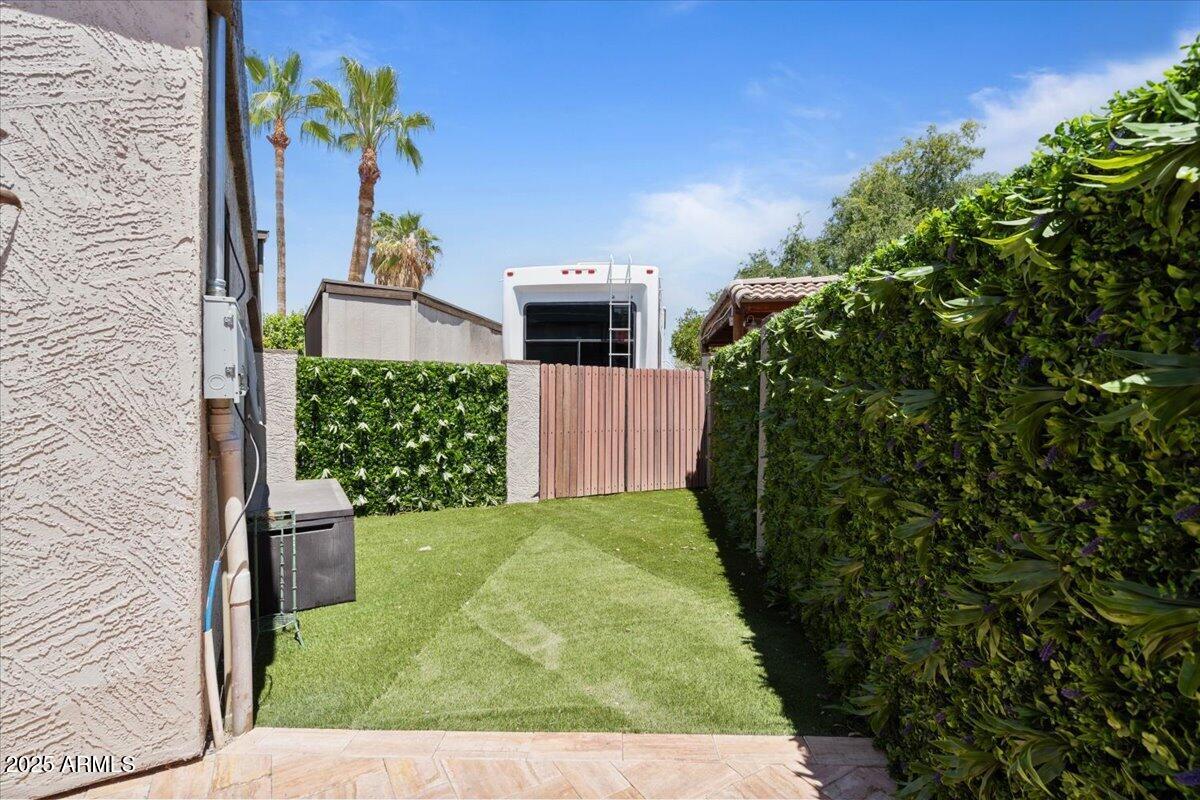 1670 E WHITTEN Street