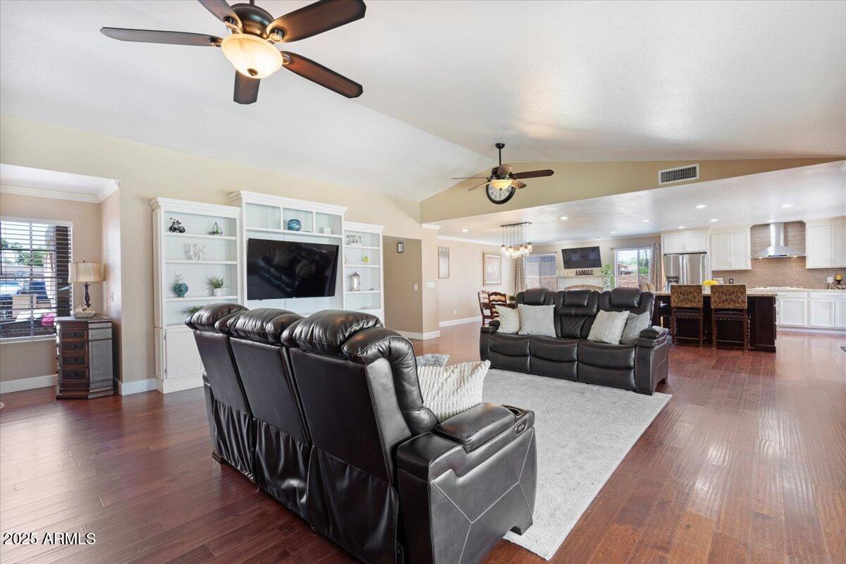 1670 E WHITTEN Street